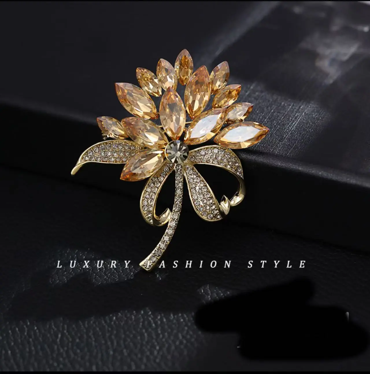 Koperlegering theekleurige handgebonden bloem Broche