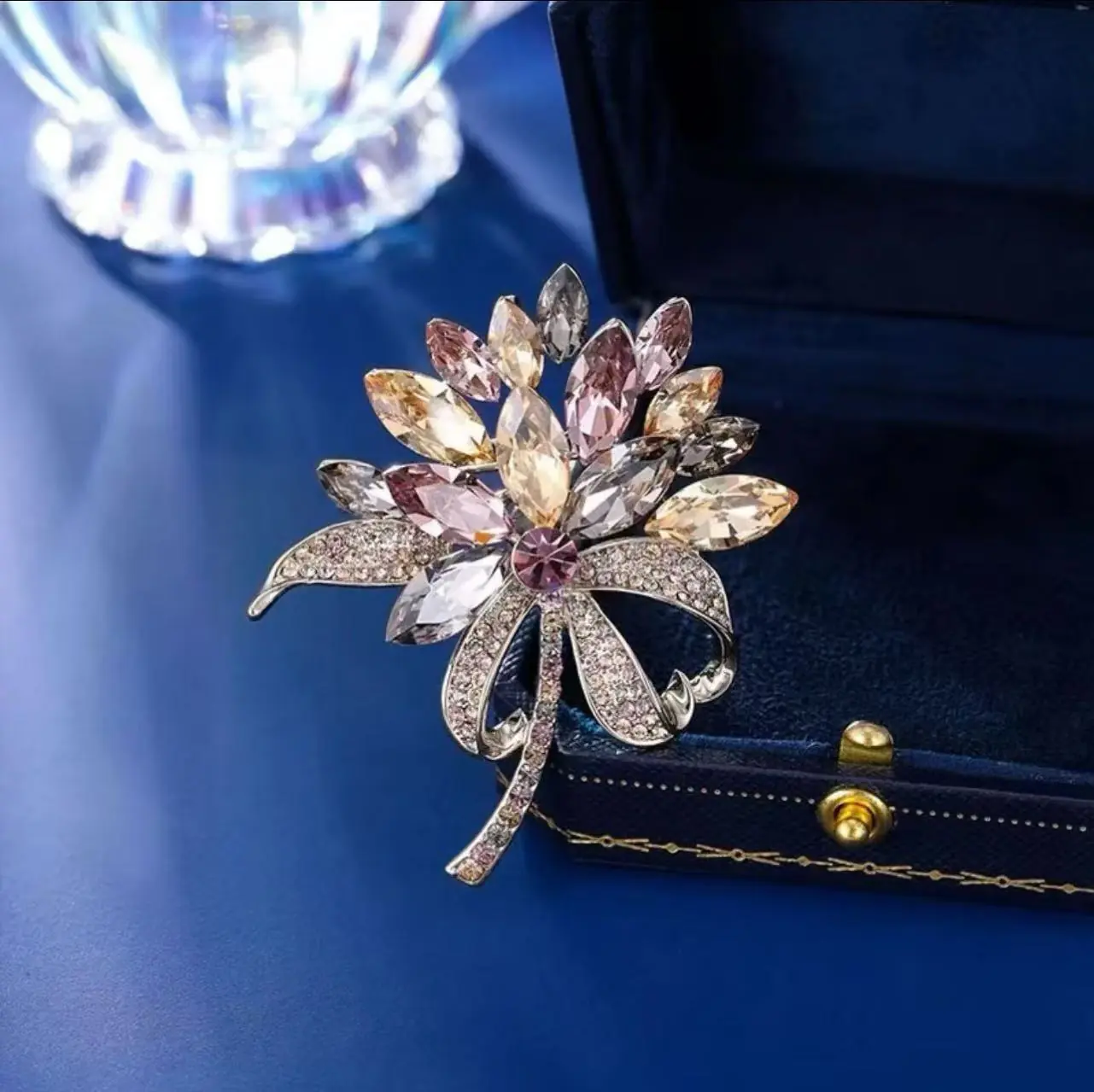 Legering +Synthetische kubieke zirkonia +Broche