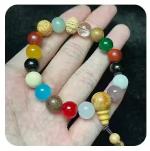 Armband met achttien natuurlijke kralen