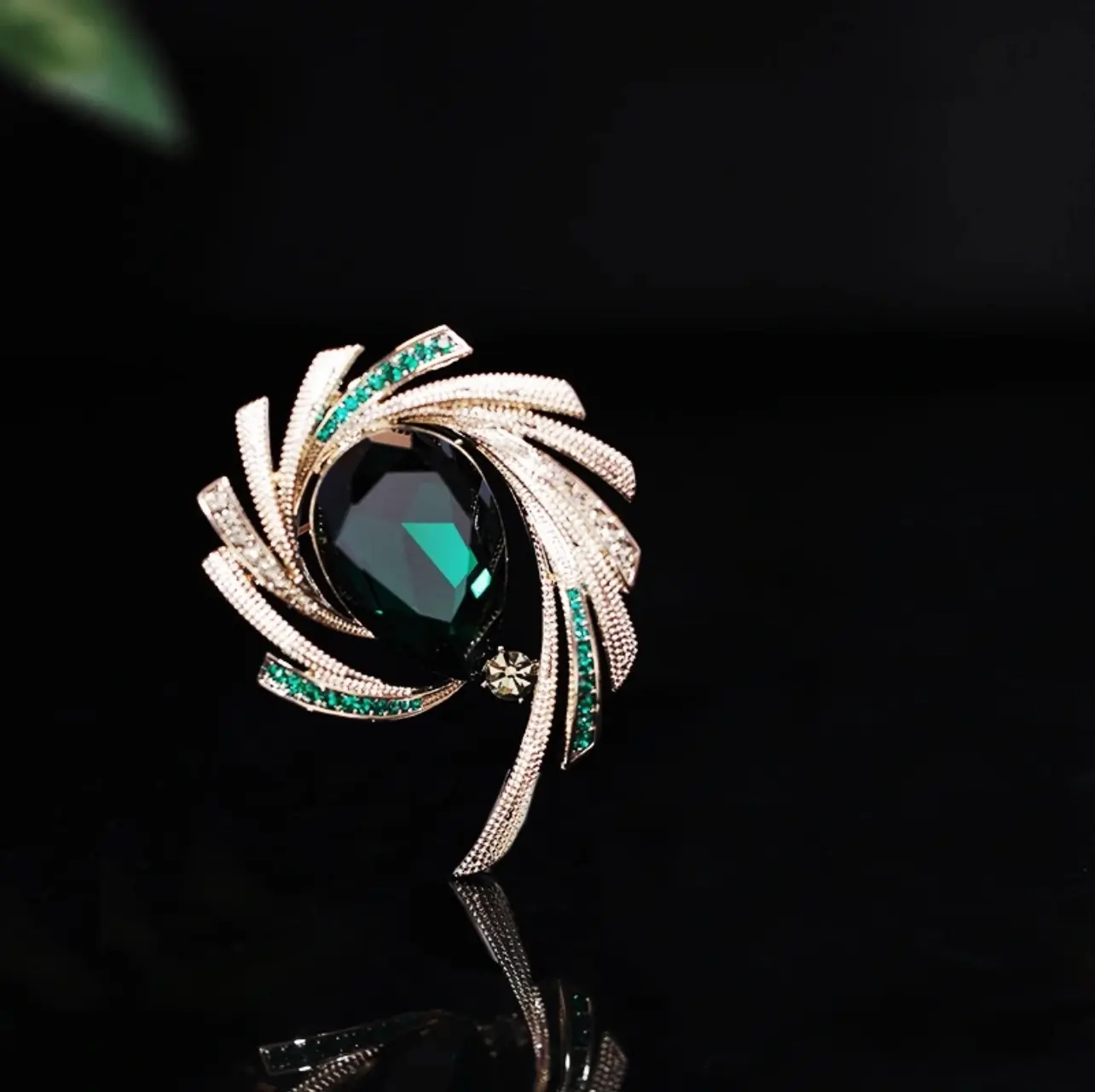 Diepgroene sierbroche in koperlegering｜verfijnd & elegant