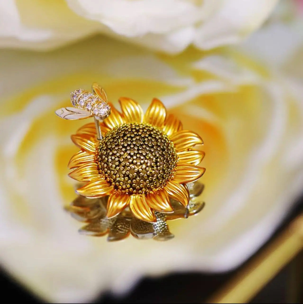 Bij-Zonnebloem Broche in Koperlegering