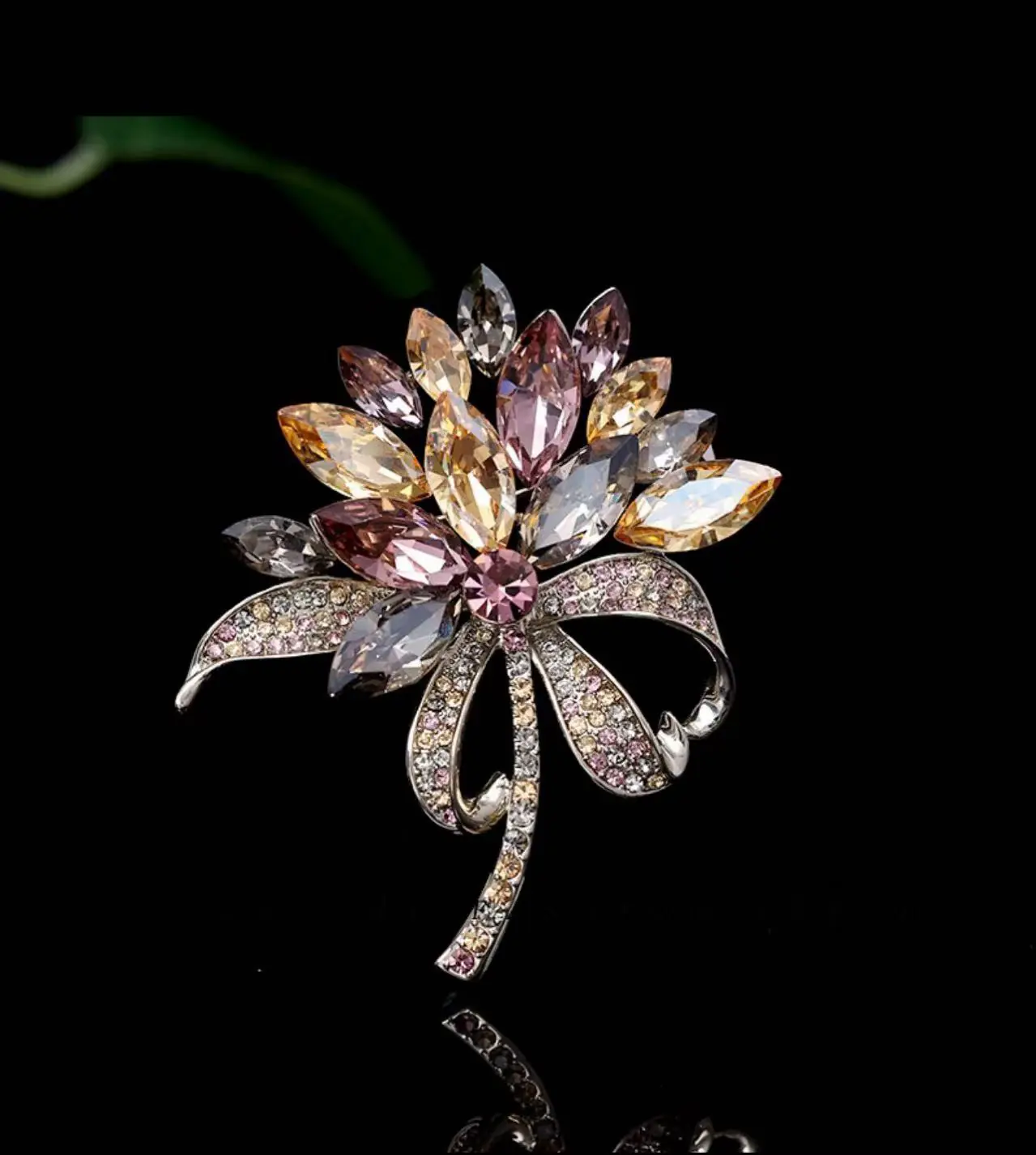 Driekleurige Lotus Broche in Koperlegering & Zirkonium