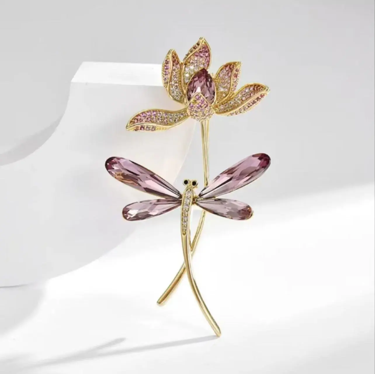 Lotus & Libelle Broche in Koperlegering｜zacht, elegant & vrouwelijk